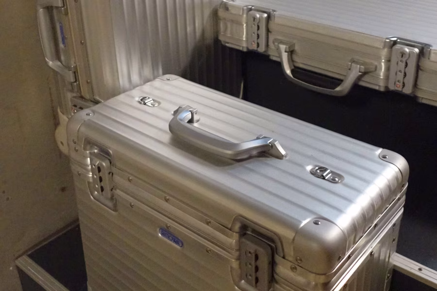 Skupina charakteristických drážkovaných zavazadel Rimowa