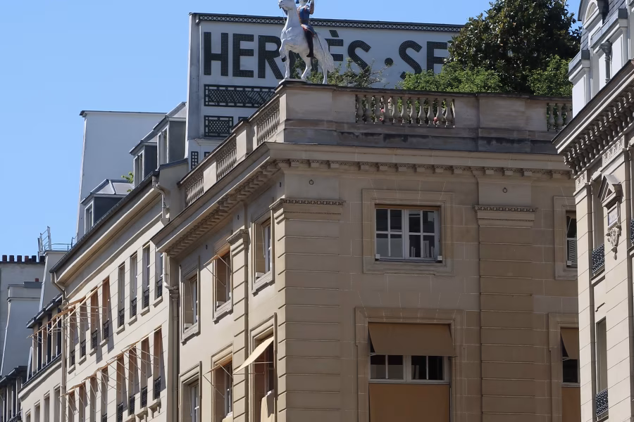Historická pařížská budova domu Hermès na 24 Faubourg Saint-Honoré