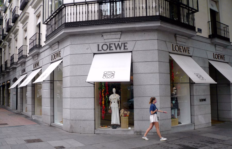 Výloha a vstup do madridského obchodu Loewe na Calle Serrano