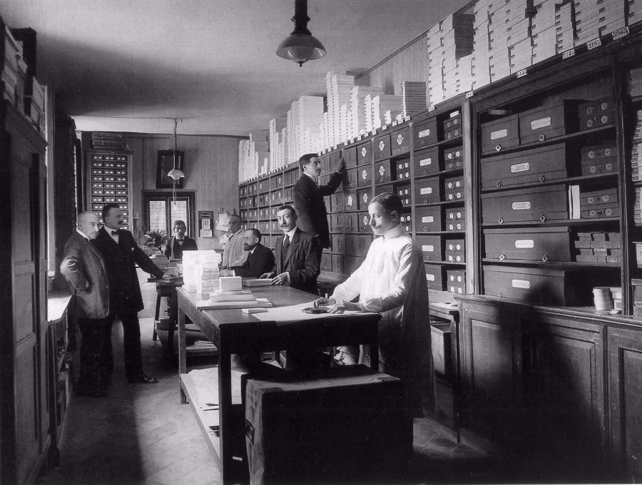 Černobílá fotografie historického madridského obchodu Loewe z roku 1905