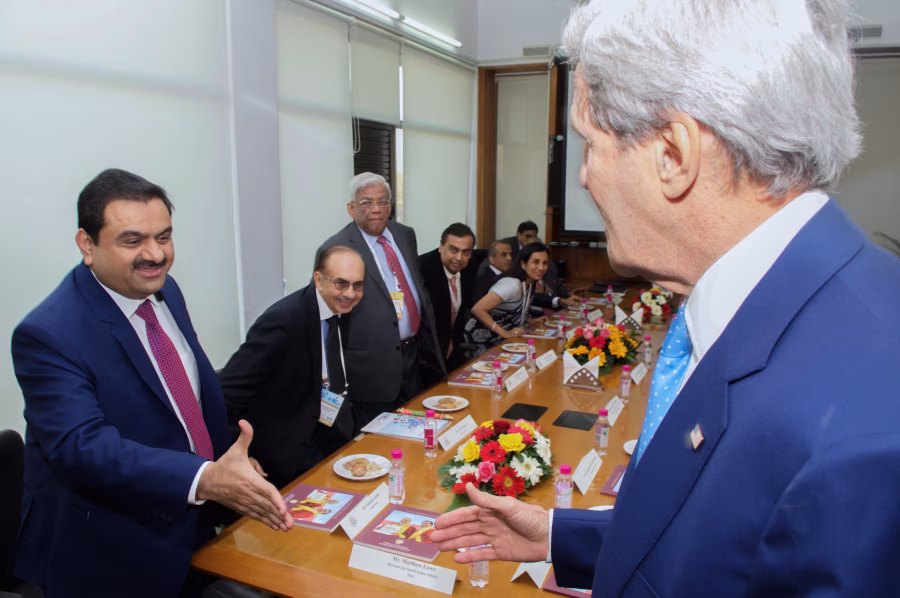 Gautam Adani při setkání s americkým ministrem zahraničí Johnem Kerrym