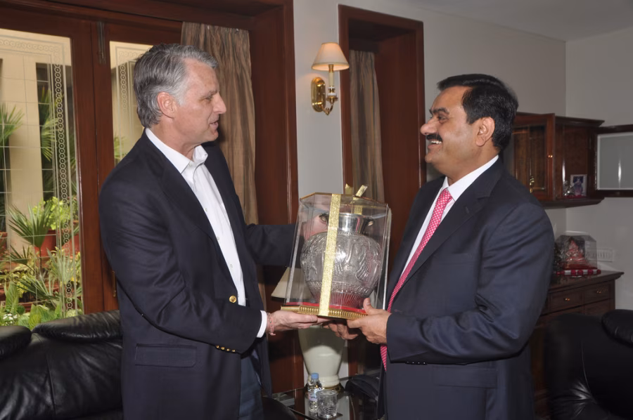 Gautam Adani během pracovního setkání v Adani House