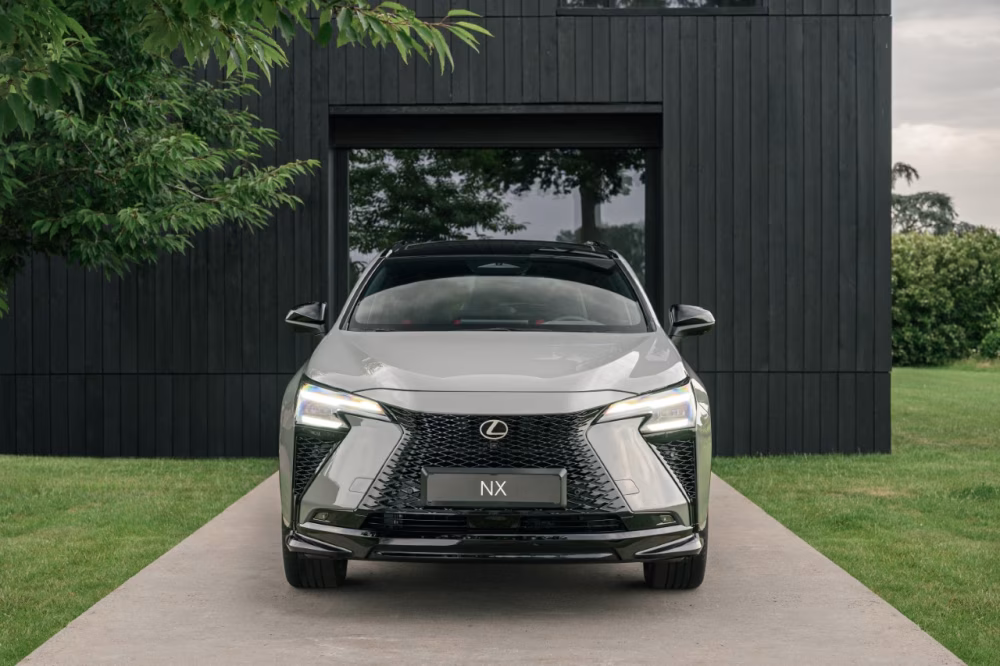 Zelený Lexus NX 450h+ F Sport při pohledu z boku
