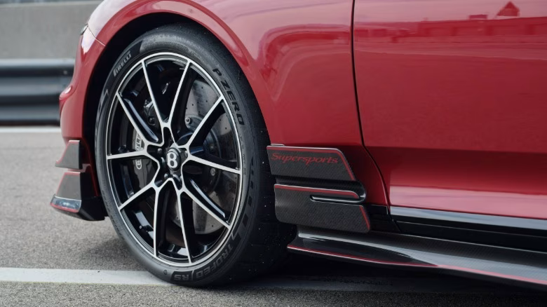 Detail kovaného kola a bočního aerodynamického prvku modelu Bentley Supersports