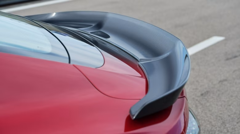 Detail karbonového zadního křídla modelu Bentley Continental GT Supersports