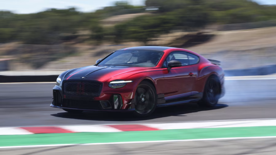 Červený Bentley Continental GT Supersports při jízdě na závodním okruhu