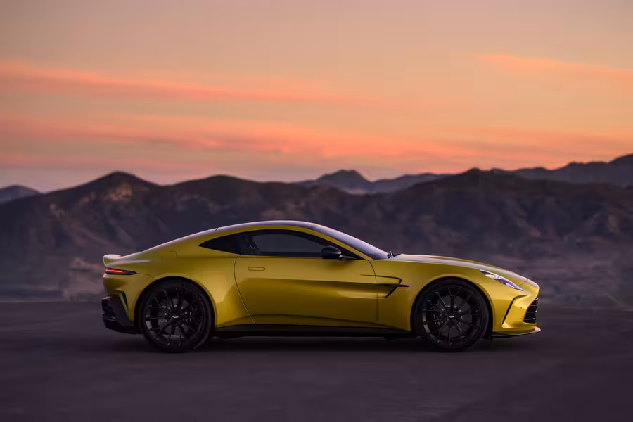 Žlutý současný Aston Martin Vantage zachycený z boku