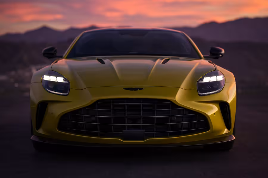 Čelní pohled na žlutý současný Aston Martin Vantage