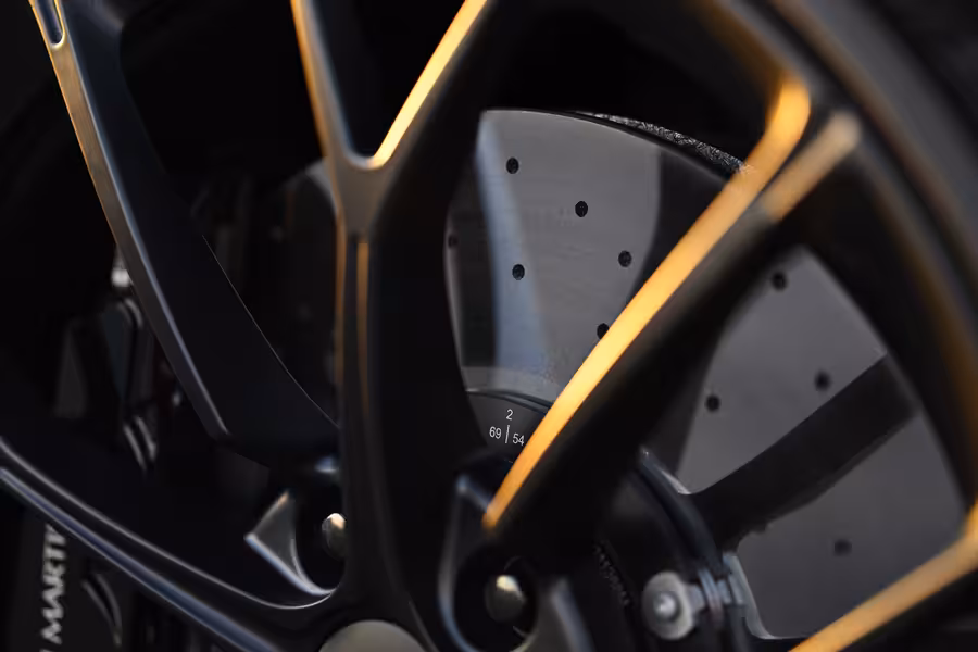 Detail kola a karbon-keramického brzdového kotouče současného Aston Martin Vantage