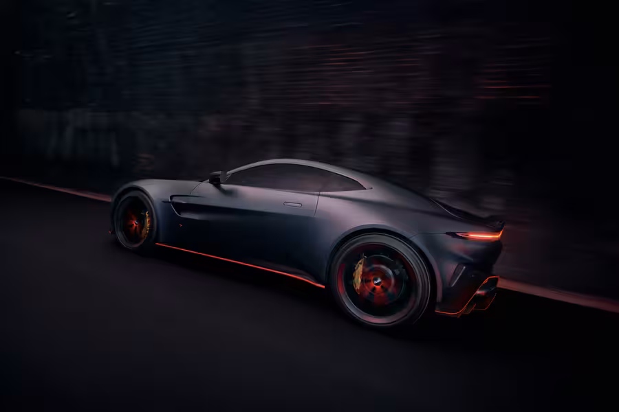 Stříbrný Aston Martin Vantage S zachycený z boku při jízdě tunelem