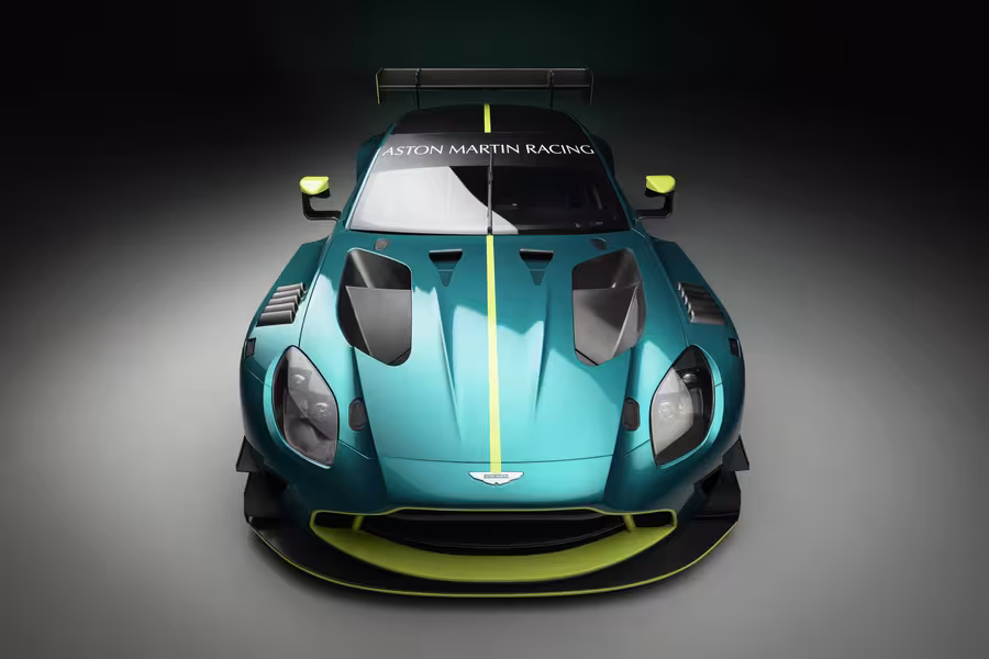 Čelní pohled na zelený závodní Aston Martin Vantage GT3 s velkým zadním křídlem