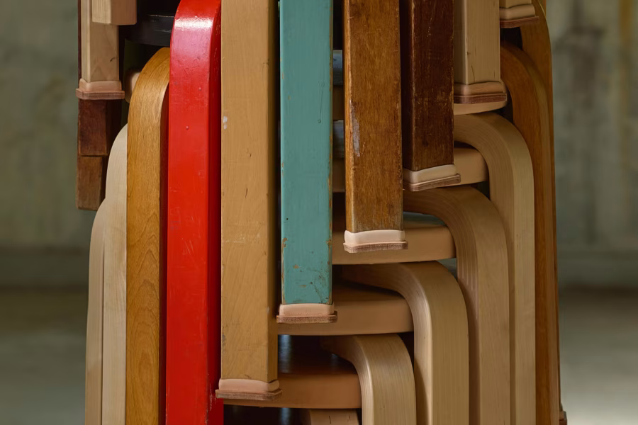 Skládané březové stoličky Artek Stool 60 s koženými návleky na nohách