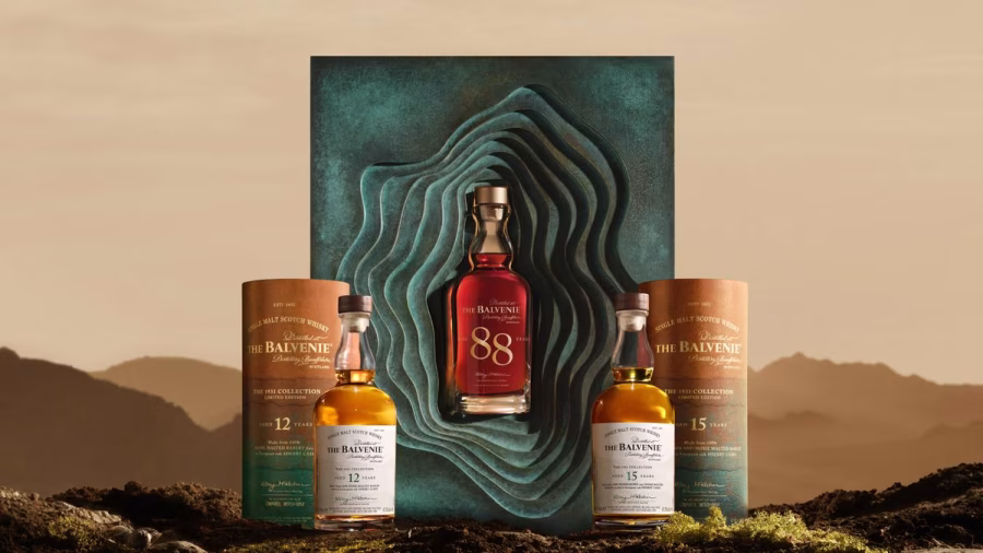 Lahve kolekce The Balvenie 1931 před sochařským objektem Daniela Arshama