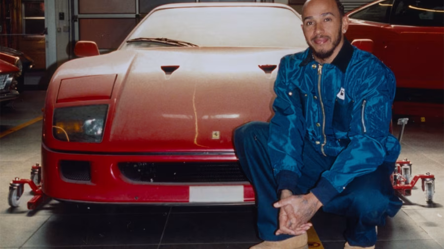 Lewis Hamilton vrací do života Ferrari F40 po třiceti letech
