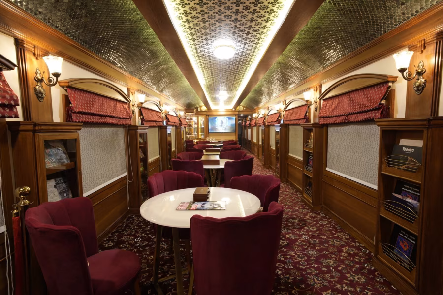 Společenský salon na palubě Deccan Odyssey