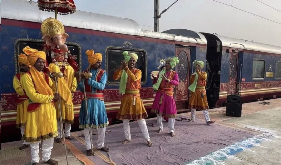 Slavnostní uvítání hostů u soupravy Deccan Odyssey