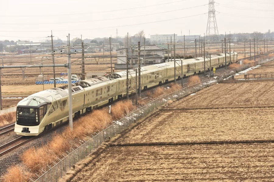 Zlatavá souprava řady E001 společnosti JR East