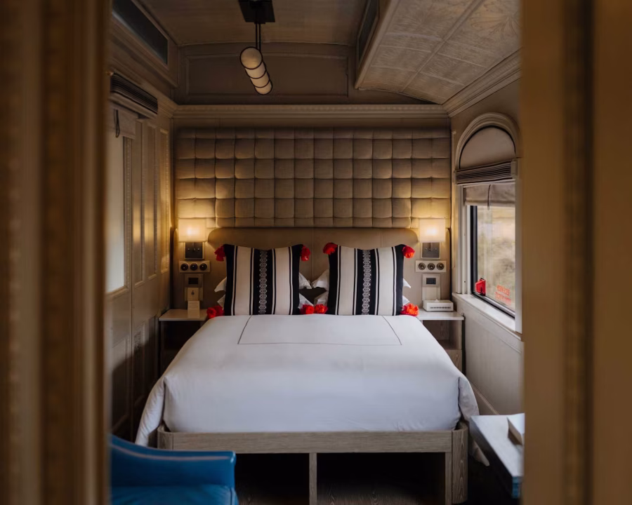 Suite Cabin s modrými křesly a výhledem z okna