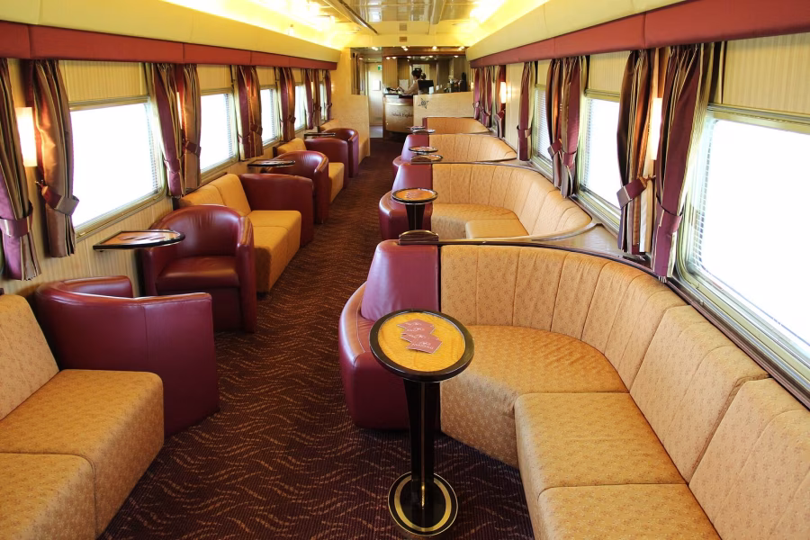 Outback Explorer Lounge na palubě The Ghan