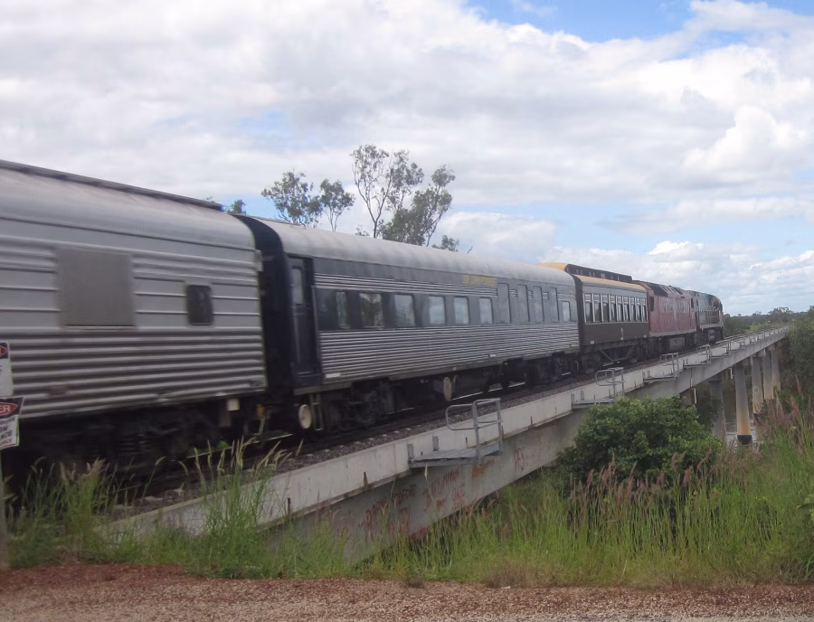 The Ghan překonává most přes řeku Victoria