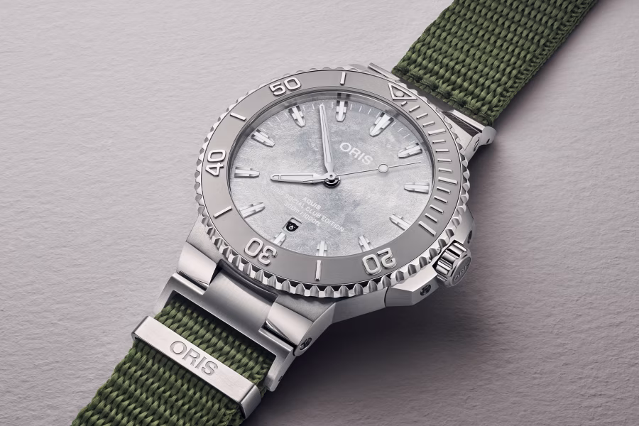 Potápěčské hodinky Oris Social Club Edition II se stříbrným číselníkem a zeleným řemínkem