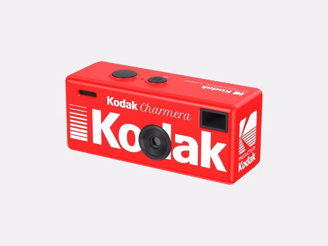 Červený fotoaparát Kodak Charmera z kolekce slepých krabiček