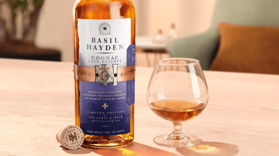 Láhev bourbonu Basil Hayden Cognac Cask Reserve vedle sklenky