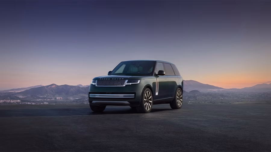 Elektrický Range Rover v horské krajině při soumraku