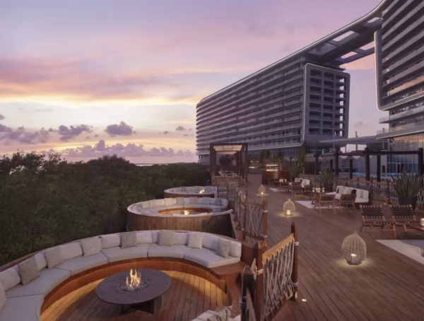 Střešní terasa resortu Mondrian Cancun při západu slunce