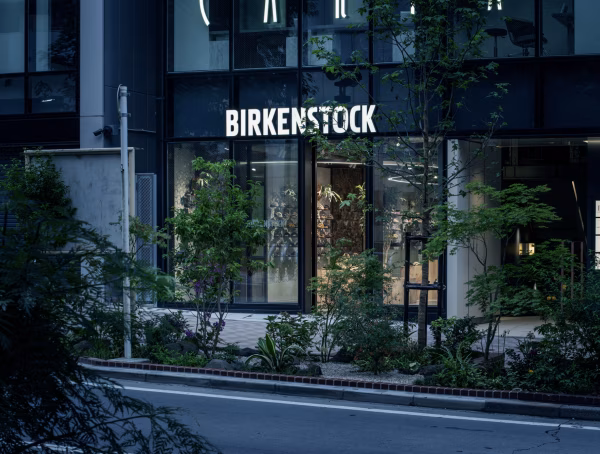 Birkenstock v Shibuyi postavil obchod na korku, dřevě a motivu proudění