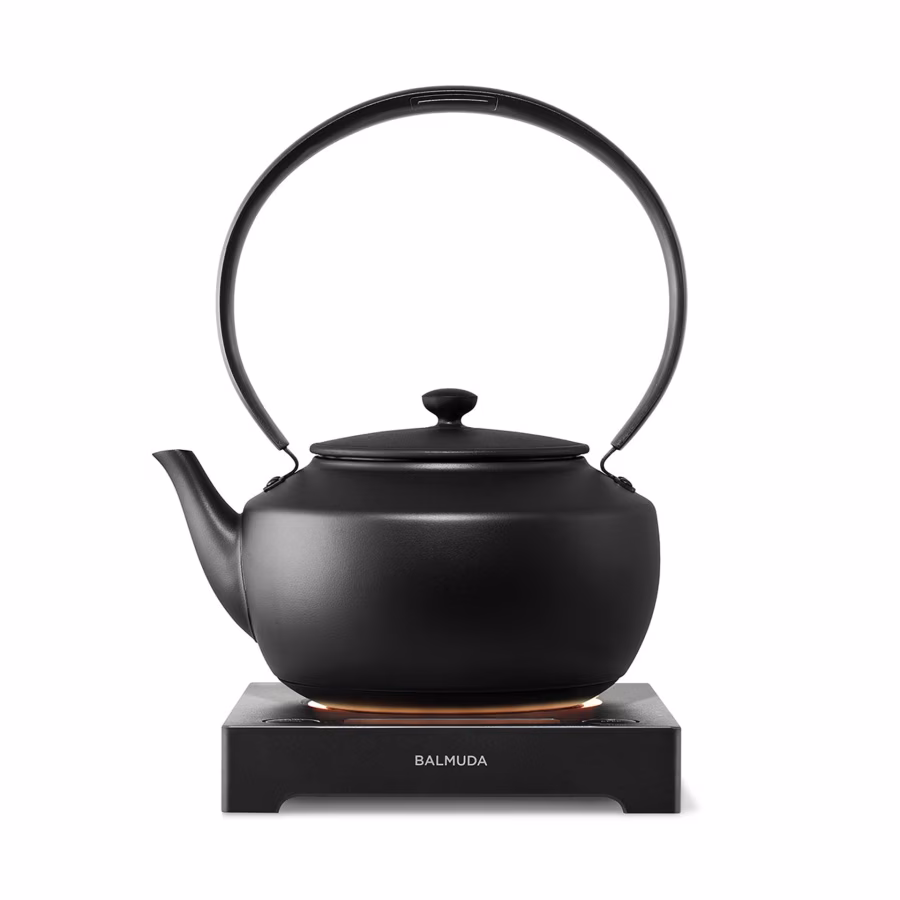 Detail tmavé konvice Balmuda MoonKettle a jejího podstavce