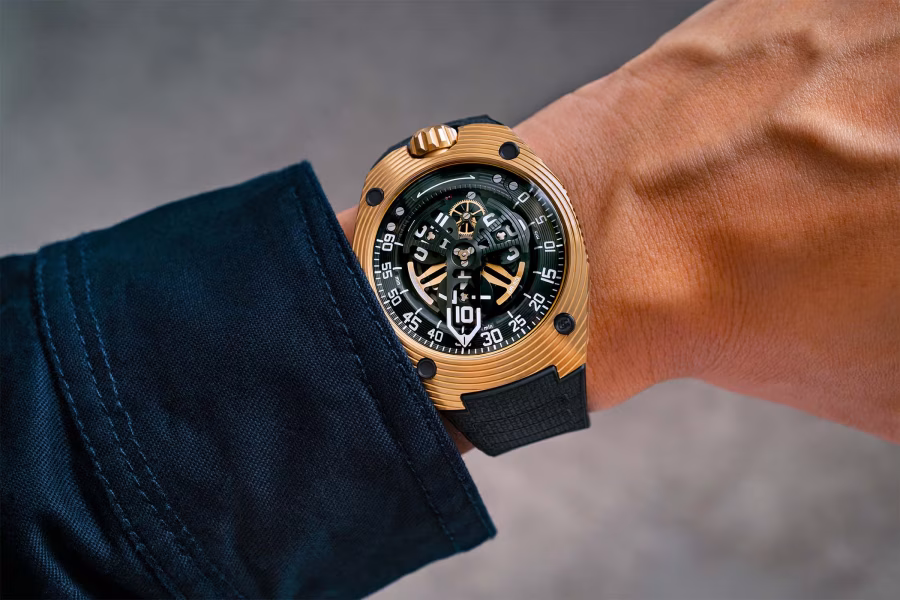 Zlaté hodinky Urwerk UR150 s černým satelitním ukazatelem času