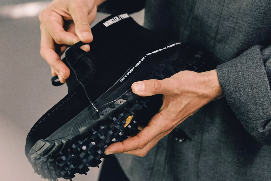 Nízká hnědá obuv Trailgrip Wallabee se semišovým svrškem a terénní podešví