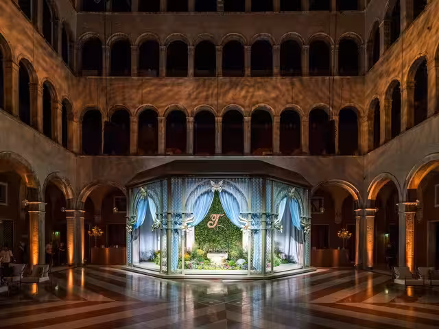 Nasvícená instalace Hidden Garden v historickém interiéru Fondaco dei Tedeschi