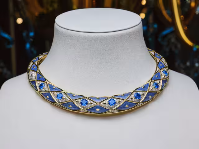 Náhrdelník s modrými a bílými kameny na výstavě Tiffany & Co.