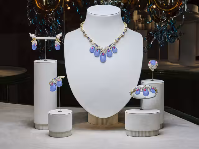 Náhrdelník, náušnice a další šperky Tiffany & Co. ve výstavní expozici