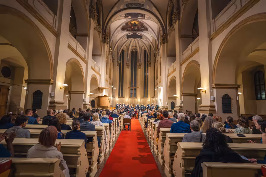 Pohled na publikum a orchestr Musica Florea v kostele U Salvátora