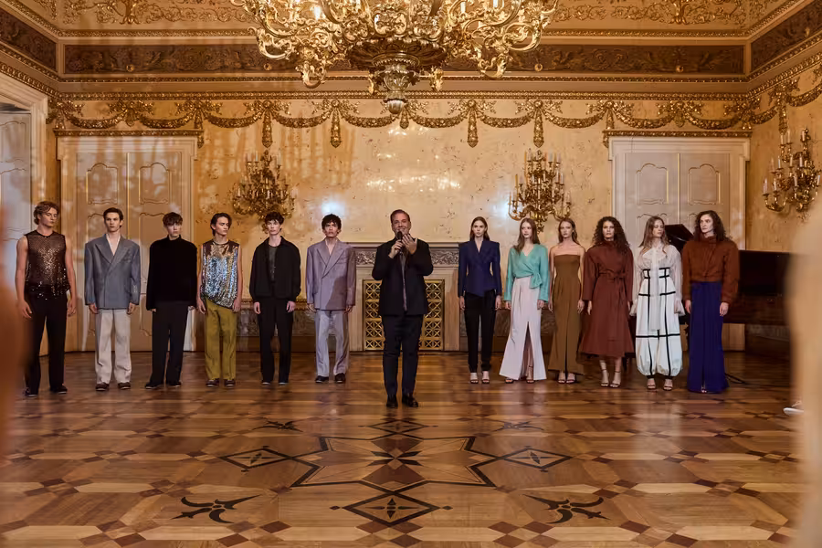 Finalisté soutěže Elite Model Look 2026 na pódiu v Kaunickém paláci