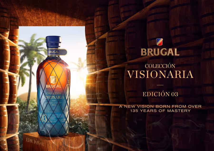 Láhev rumu Brugal Colección Visionaria Edición 03 před sudy a palmami