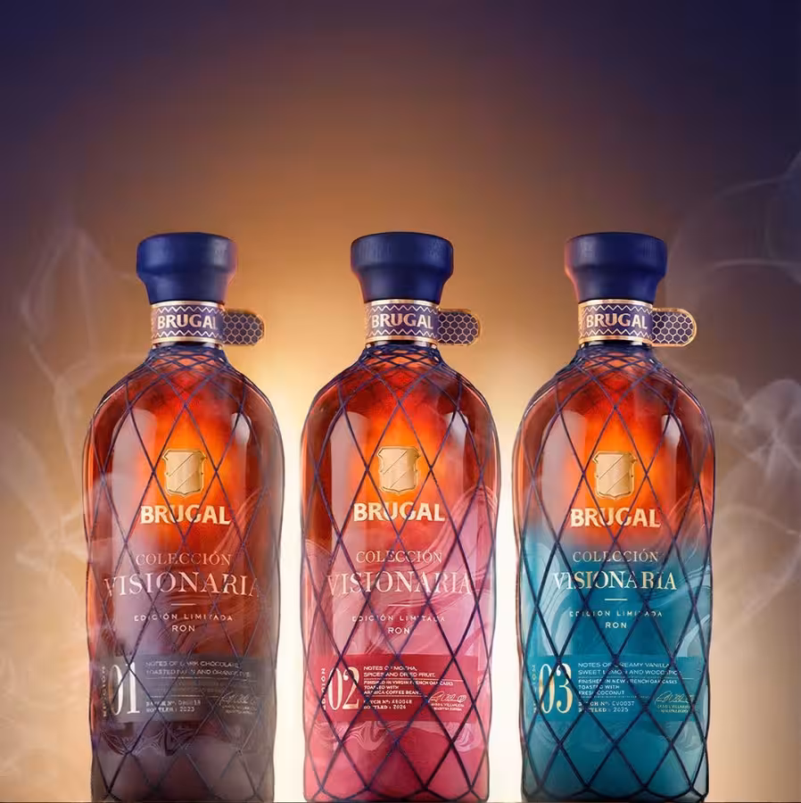 Tři lahve limitované kolekce Brugal Colección Visionaria