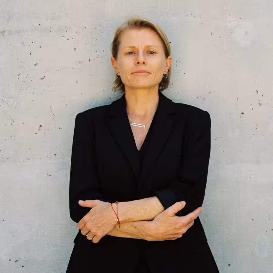 Kurátorka Claire Breukel v černém saku před světlou stěnou