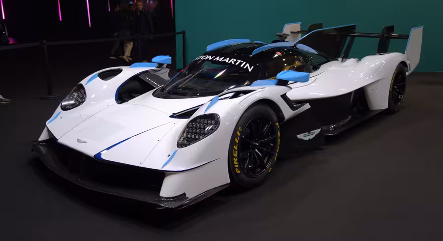 Zelený Aston Martin Valkyrie LM s výraznou aerodynamikou vystavený na Ultimate Supercar Garage 2026