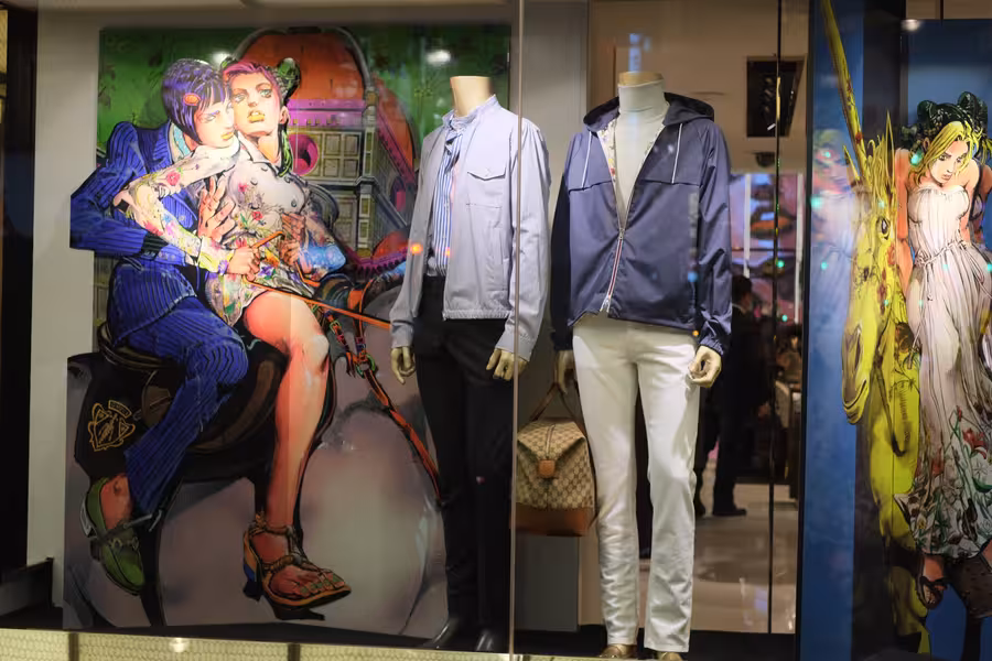 Barevná tokijská výloha Gucci s modely a postavami z manga série JoJo’s Bizarre Adventure