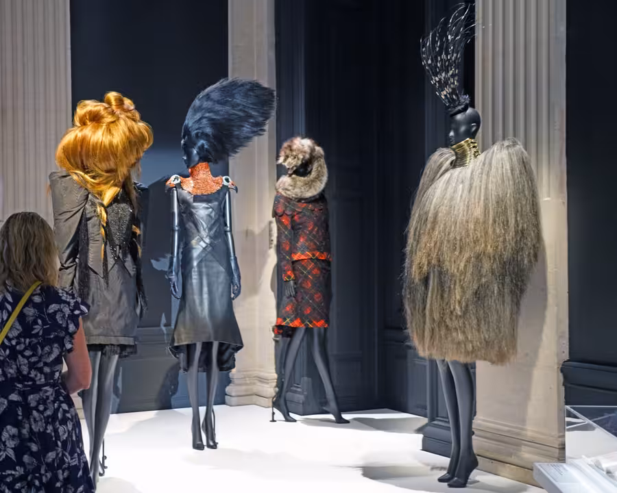 Čtyři figuríny v dramatických historizujících modelech Givenchy od Alexandera McQueena z roku 1997