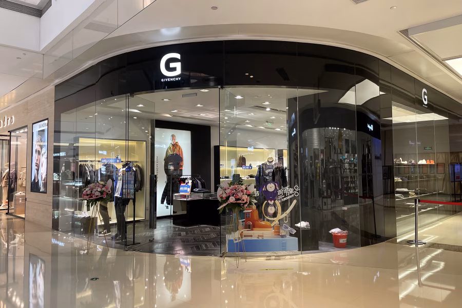 Černá fasáda boutique Givenchy s nasvíceným bílým logem