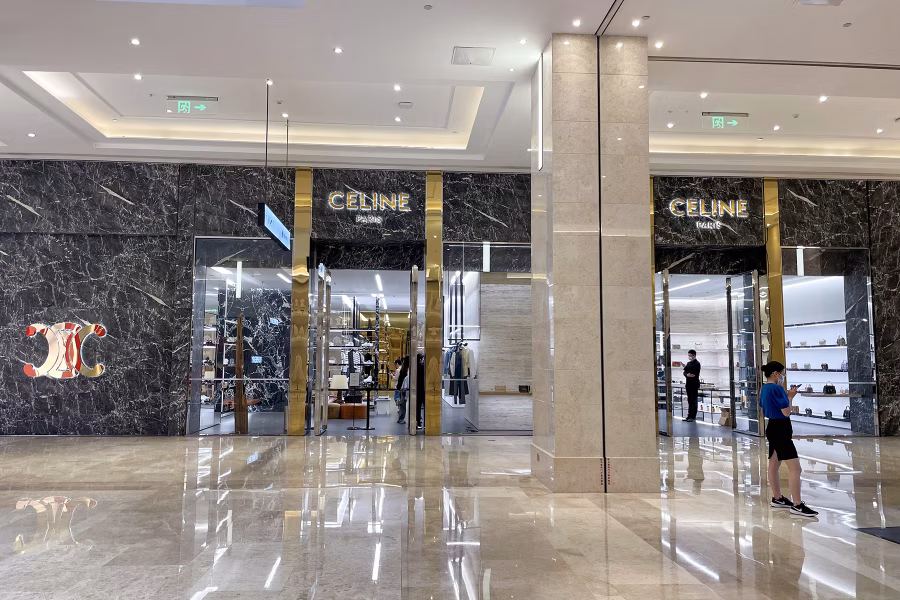 Minimalistická světlá výloha Celine v obchodním domě David Plaza