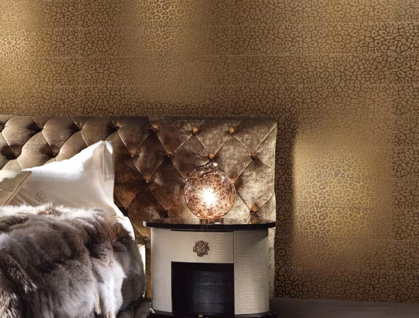 Imitace jaguáří kůže na stěně v ložnici? Pro Roberta Cavalliho nic není nemožné. Designový obklad se jmenuje Giaguaro…