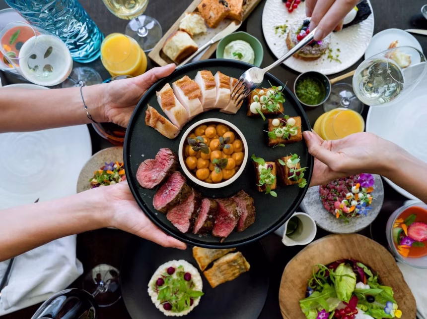 Dokonalou atmosféru při večeři nad Vltavou poznáte jen v restauraci Mlýnec - foto 2 | brand photo