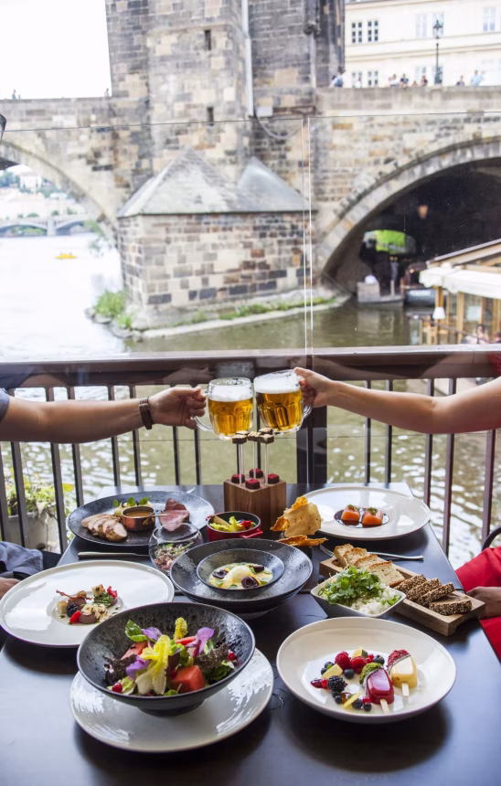 Dokonalou atmosféru při večeři nad Vltavou poznáte jen v restauraci Mlýnec - foto 5 | brand photo