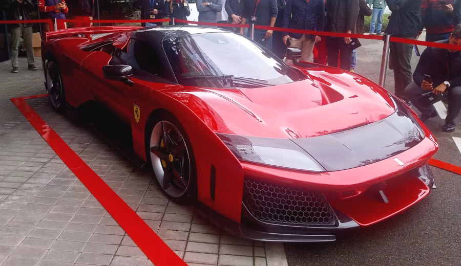 Červené Ferrari F80 vystavené v Maranellu v širokém bočním pohledu
